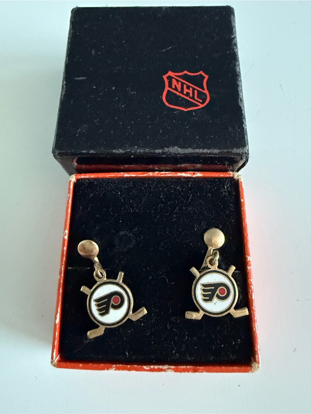 Vintage 1970-1980 NHL Philadelphia Flyers Clip on Earrings.